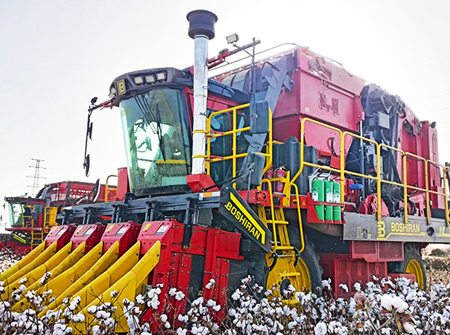 BG大游集团4MZD-4A型自走式圆捆打包棉花收获机